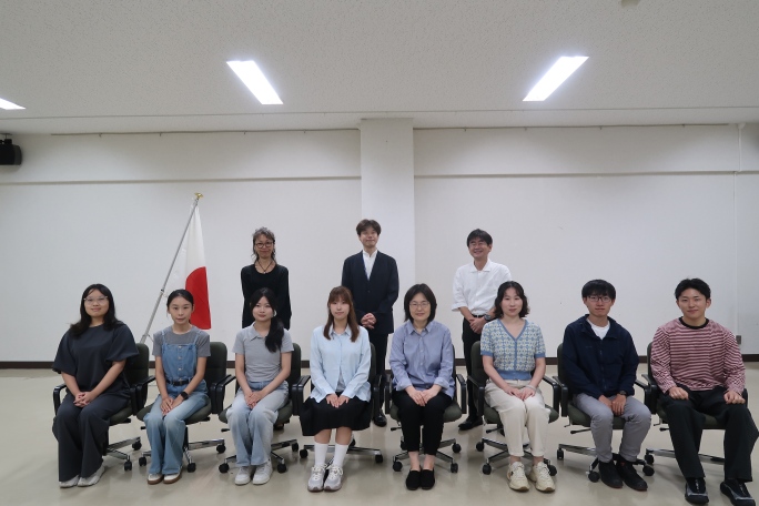 （後列左から坪内教授、二宮教授、飯田教授。前列右から留学生4名、本田教授、留学生3名）